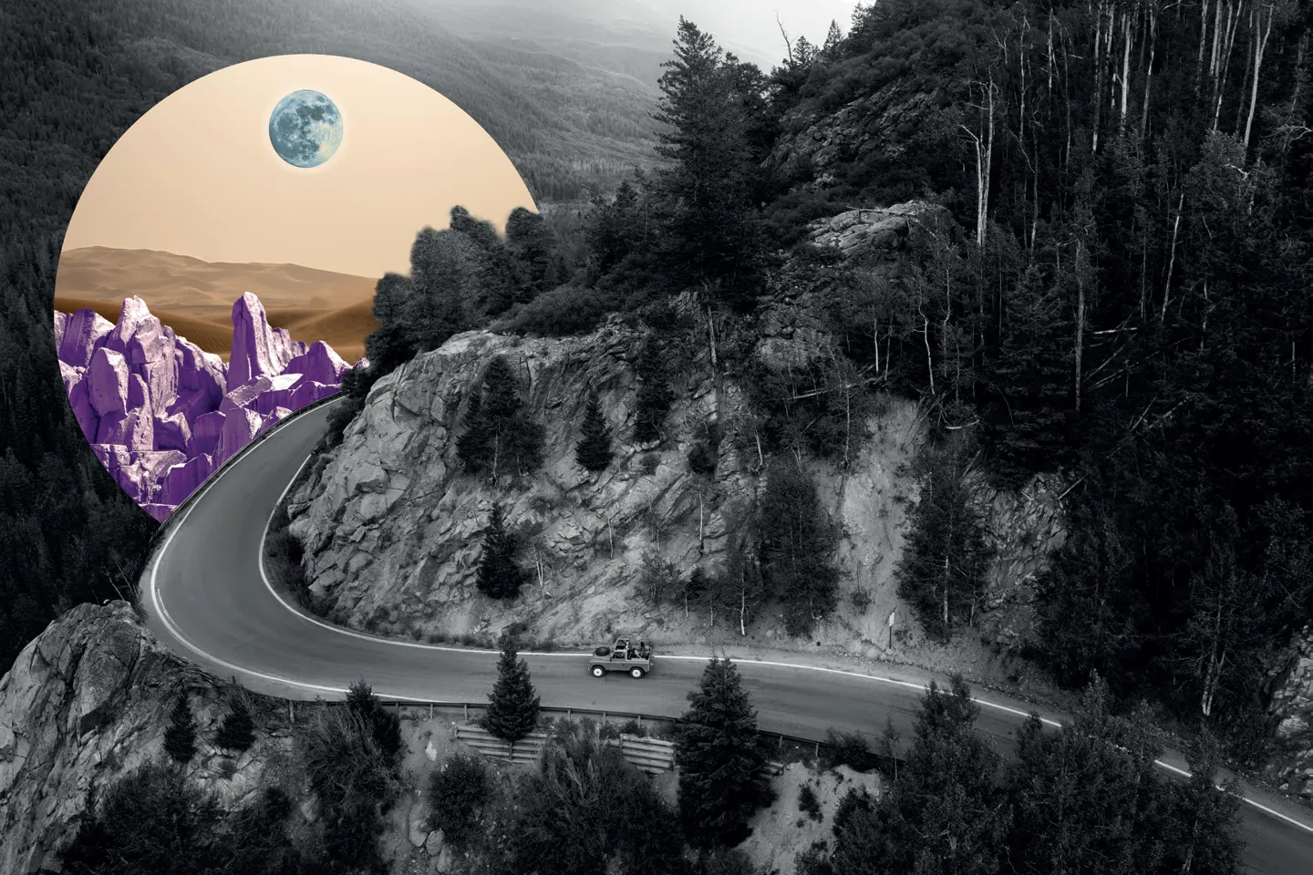 Collage : une route de montagne mène vers un paysage de dunes sous la lune