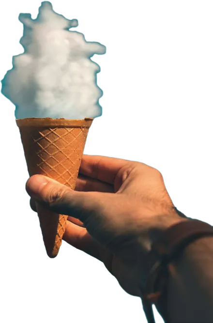 Main tenant un cornet de glace surmonté d’un nuage