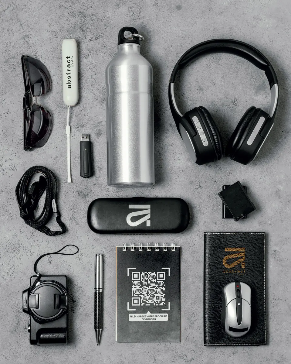 Sélection de goodies personnalisés aux couleurs d’Abstract Média : gourde, écouteurs, carnet, stylo, étui